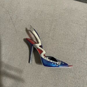 Zap it shoe figurine